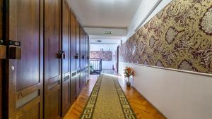 een hal met een muur met een schilderij erop bij Pension Arena in Cluj-Napoca