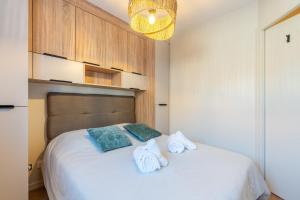 Postel nebo postele na pokoji v ubytování Cocon Moderne Balcon à Thônes Entre Lac et Montagnes