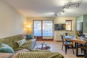 TV a/nebo společenská místnost v ubytování Cocon Moderne Balcon à Thônes Entre Lac et Montagnes