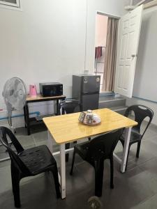 Cette chambre dispose d'une table, de chaises et d'un réfrigérateur. dans l'établissement บ้านพักคุณอร, à Ban Ku Sua 20 autres photos