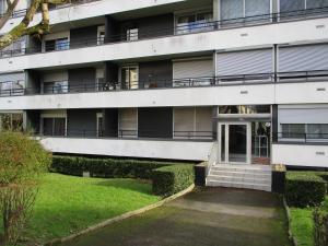 an external view of a building at LIMoGES, parkingS, ascenseur,appart 30m2, à 10mn A20 et RN141 ,LA vue ! in Limoges