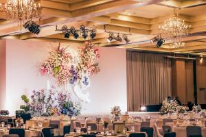 een feestzaal met tafels, stoelen en kroonluchters bij Royal Phuket City Hotel in Phuket +93 foto's