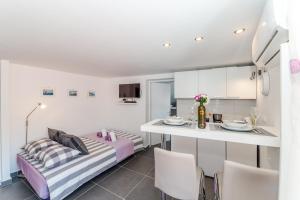 Kuchyň nebo kuchyňský kout v ubytování Apartment Luce Mala