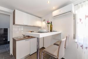 Kuchyň nebo kuchyňský kout v ubytování Apartment Luce Mala