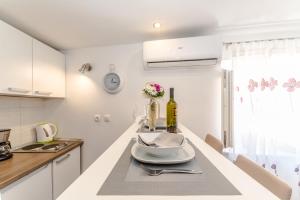 Kuchyň nebo kuchyňský kout v ubytování Apartment Luce Mala