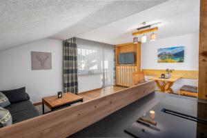 un soggiorno con un divano e un tavolo di Wallgauer Hof a Wallgau