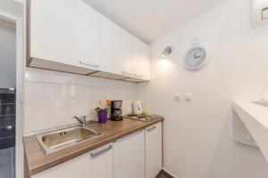 Kuchyň nebo kuchyňský kout v ubytování Apartment Luce Mala