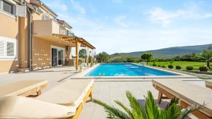 een afbeelding van een villa met zwembad bij Villa Pleter by Villas Guide in Otavice