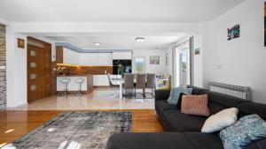 een woonkamer met een bank en een keuken bij Villa Pleter by Villas Guide in Otavice