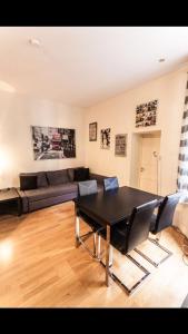 OSLO S, City Center Apartments في أوسلو: غرفة معيشة مع طاولة سوداء وأريكة