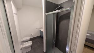 een kleine badkamer met toilet en wastafel bij L'Ulivo in Almè