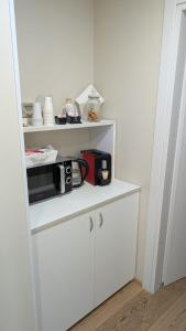 een witte kast met een magnetron erop bij L'Ulivo in Almè
