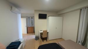 een kamer met een slaapkamer met een bureau en een bed bij L'Ulivo in Almè