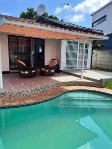 Bazén v ubytování Royal King Guest House Roodepoort nebo v jeho okolí