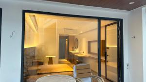 een kamer met een groot glazen raam en een badkamer bij Diver's home resort  +18 foto's