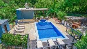 een uitzicht over een zwembad met stoelen en een tafel bij Sunny dream in Sandy Bay