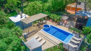 een uitzicht op een achtertuin met een zwembad bij Sunny dream in Sandy Bay