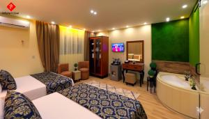 En eller flere senge i et værelse på PYramiDs MaGiC EyE HoTeL + 4 billeder