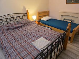 um quarto com uma cama com um edredom azul em Colchester Hythe home em Hythe