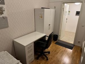 un ufficio con scrivania, sedia e armadietto di Frövi vandrarhem a Frövi