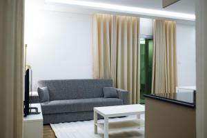 a living room with a couch and a table at Onzo Yamy in Luanda