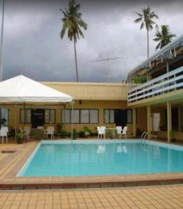 uma grande piscina em frente a um prédio em Insel Fehmarn Hotel em Apia