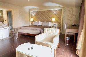 een hotelkamer met een bed en een bad bij Taba Luxury Suites and Hotel in Istanbul +48 foto's