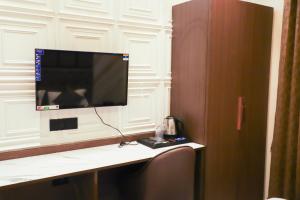 un escritorio con TV encima en Hotel MakeSure, en Ajmer 9 fotos más