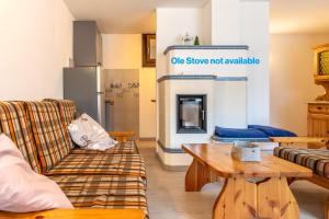 een woonkamer met een bank en een tafel bij Trilo Fiéma in Panchia