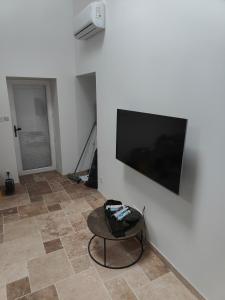 TV a/nebo společenská místnost v ubytování Le loudunais