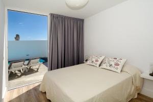 Posteľ alebo postele v izbe v ubytovaní Villa Sunrise Private Pool Puerto del Carmen By PVL + 20 fotografií