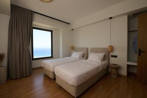 En eller flere senge i et værelse på Theasis Suites, Sitia by Comfortbnb + 27 billeder