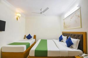 Postel nebo postele na pokoji v ubytování Wall Street Hotel