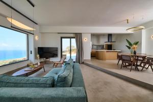 Et tv og/eller underholdning på Theasis Suites, Sitia by Comfortbnb