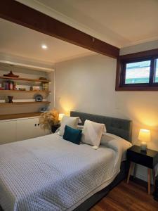 Postel nebo postele na pokoji v ubytování Leafy Suburb Oasis with Comfort and Charm