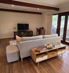 Posezení v ubytování Leafy Suburb Oasis with Comfort and Charm