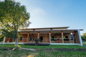 una casa con un albero davanti di Bricks & Bed house pai a Ban Wiang Nua