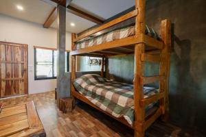 una camera da letto con due letti a castello in una cabina di Bricks & Bed house pai a Ban Wiang Nua