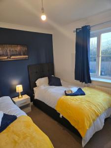 une chambre avec deux lits et une fenêtre dans l'établissement Duxford Haven, à Duxford