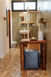 bagno con tavolo in legno e lavandino di Bricks & Bed house pai a Ban Wiang Nua