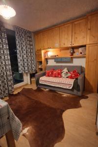 a bedroom with a bed with red pillows on it at Lo Gnomo Apartment in Marilleva