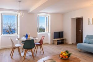 Et tv og/eller underholdning på Casa Carmi appartement vue mer à Erbalunga