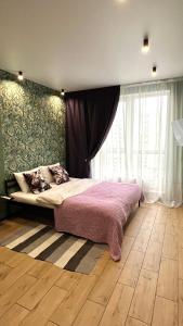 une chambre avec un lit et une grande fenêtre dans l'établissement sixkeys- studioLebedinyy, à Kiev 70 autres photos