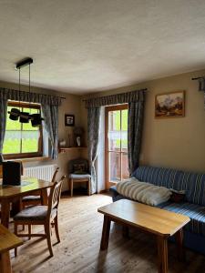 un soggiorno con un divano e un tavolo di Appartement Pilzhof a Filzmoos