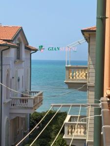 ein Blick auf das Meer vom Balkon eines Gebäudes in der Unterkunft Nettuno in Rom