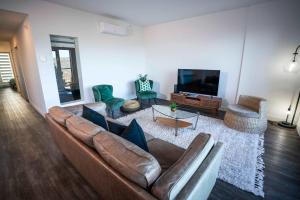 Χώρος καθιστικού στο 310 - Luxury Condo The Serenity - View and Pool