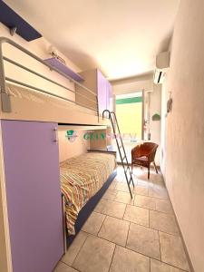 ein Schlafzimmer mit einem Bett und einer Leiter darin in der Unterkunft Nettuno in Rom