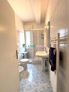 ein Bad mit WC, Waschbecken und WC-Funktion in der Unterkunft Nettuno in Rom