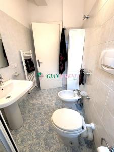 ein Badezimmer mit Toilette und Waschbecken in der Unterkunft Nettuno in Rom