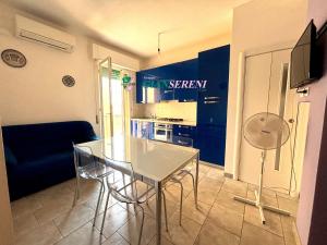 eine Küche und ein Wohnzimmer mit Tisch und Stühlen in der Unterkunft Nettuno in Rom + 3 Fotos